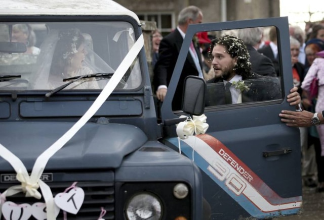 Jane Barlow/PA via AP Kit Harington e Rose Leslie deixaram a igreja e seguiram para o Castelo Wardhill