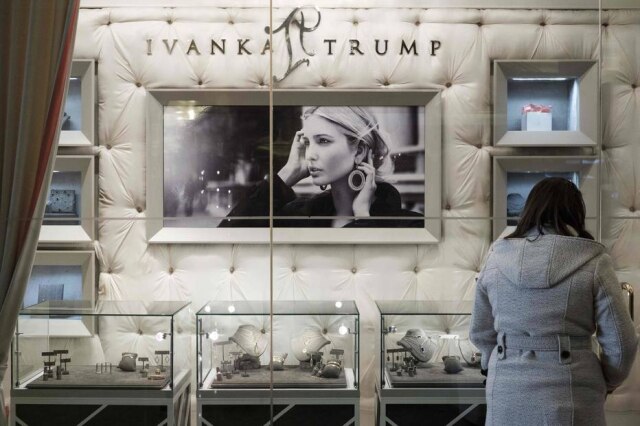 Drew Angerer/Getty Images/AFP Mulher observa joias em liquidação em uma das lojas Ivanka Trump