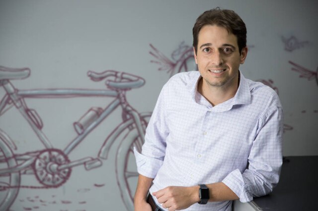 Leo Martins/Estadão Gabriel Arcon fundou a E-Moving em 2015. A empresa aluga bicicletas elétricas para períodos de um a 12 meses. Foto: Leo Martins/Estadão