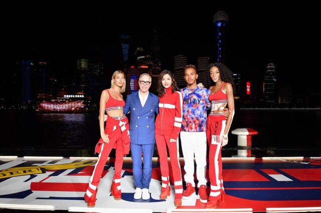Divulgação/Tommy Hilfiger Hailey Baldwin, Tommy Hilfiger, Maggie Jiang, Lewis Hamilton e Winnie Harlow