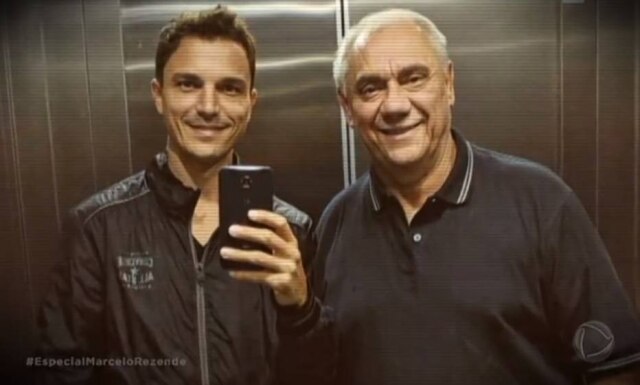 Reprodução de 'As Grandes Entrevistas de Marcelo Rezende' (2018) / Record TV Diego Esteves ao lado do pai, Marcelo Rezende.