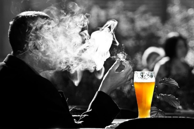 Pixabay Um dos componentes químicos do cigarro é o acetado de chumbo, que acumula no organismo e jamais é eliminado; depois de anos de consumo, pode prejudicar o cérebro.