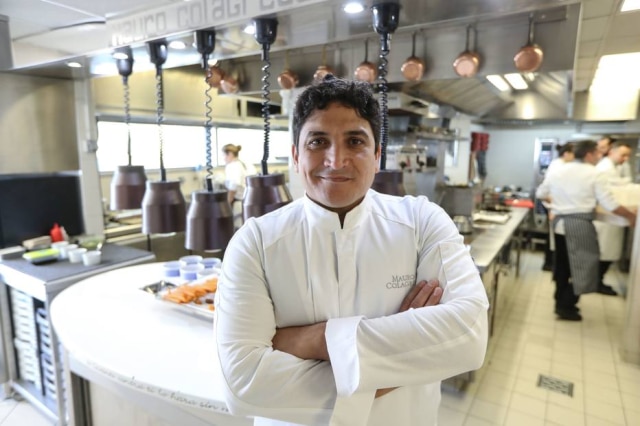 O chef Mauro Colagreco na cozinha do seu Mirazur, eleito o melhor restaurante do mundo pelo 50 Best 2019 