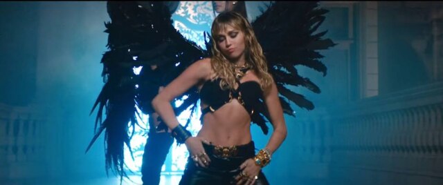 Reprodução do clipe 'Don’t Call Me Angel' (2019) / YouTube Miley Cyrus no clipe de 'Don't Call Me Angel'.