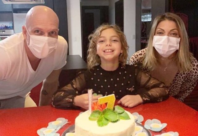 Instagram / @sheilamello Fernando Scherer e Sheila Mello com a filha, Brenda, em seu aniversário de sete anos.