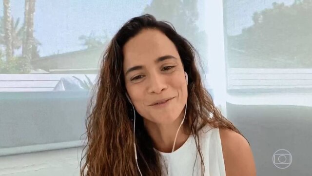 Reprodução/ Globoplay Alice Braga durante entrevista co programa 'Conversa com Bial'