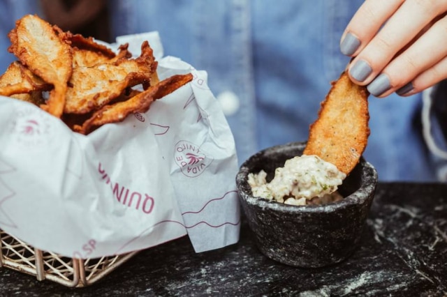 Quincho Peixinho da horta servida com molho tártaro vegano