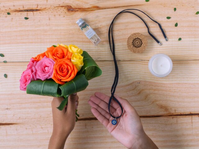 Flores Online Kit Energias do Bem da Flores Online, com buquê e pendente. Por R$ 159