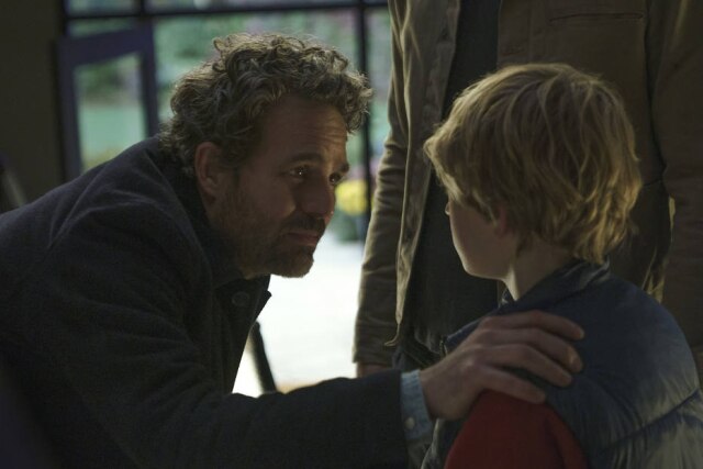 Doane Gregory Mark Ruffalo dá vida a Louis Reed, pai de Adam no longa de ficção científica da Netflix