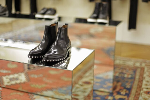 Damien Lafargue/The New York Times Bota na vitrine da Givenchy em Paris