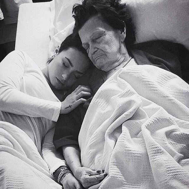Reprodução/Instagram Demi Lovato publicou uma foto com sua bisavó no Instagram