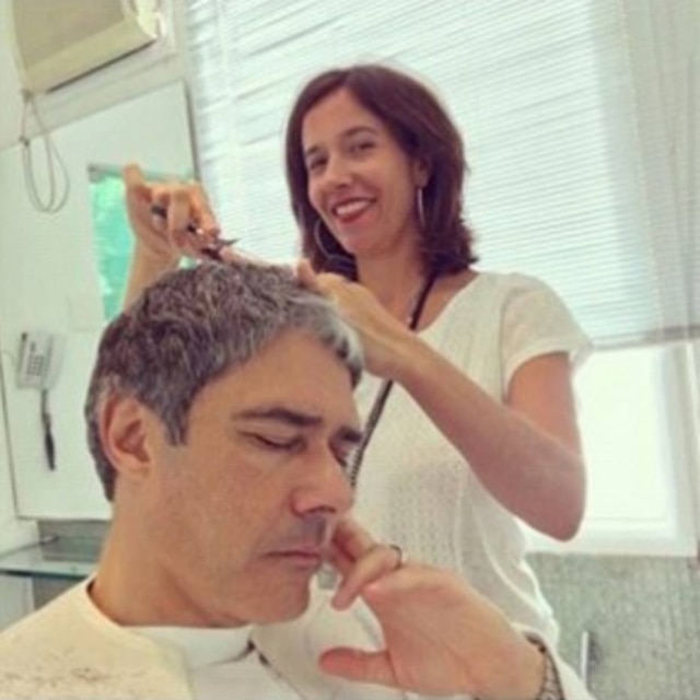 Reprodução/Instagram Foto de William Bonner cortando o cabelo, postada no seu Instagram.