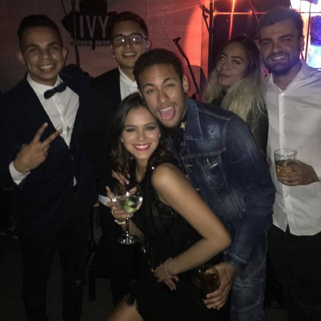 Reprodução/ Instagram @erikmarcalg Bruna Marquezine e Neymar posam com amigos durante comemoração em Barcelona