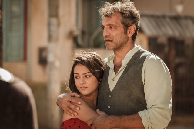 Globo/Artur Meninea Olivia (Giullia Buscacio) e Santo (Domingos Montagner) em 'Velho Chico'.