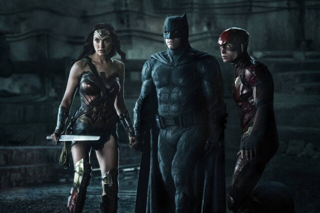 Clay Enos/Warner Bros. Entertainment Inc. via AP Gal Gadot, Ben Affleck e Ezra Miller em cena de 'Liga da Justiça'