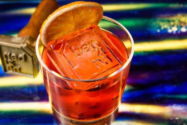 Lucas Terribili Negroni com carimbo da casa