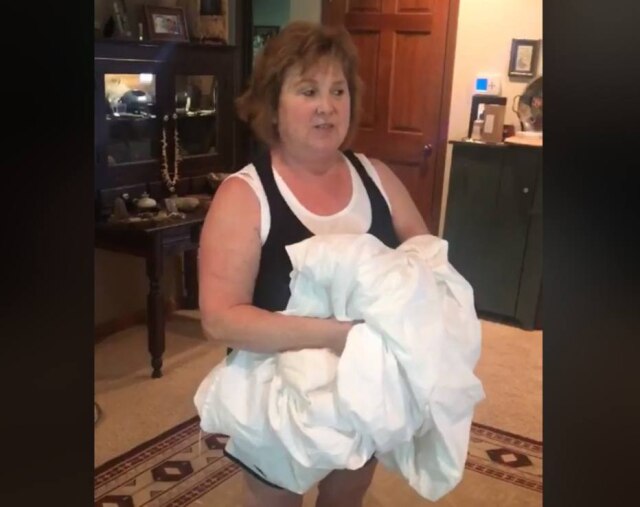 Facebook / Terry Estep Metz Terry Estep Metz é uma americana de Indiana que acabou viralizando com seu vídeo sobre como dobrar um lençol com elástico.