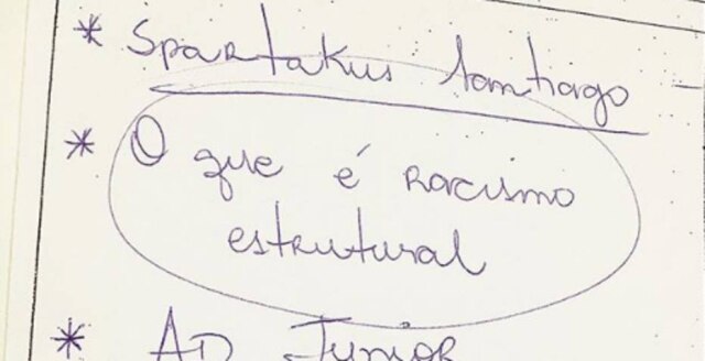 Instagram / @cantorajuliarocha Para a profissional de saúde, rapaz precisava se reconhecer enquanto homem negro por meio de referências da negritude nas áreas literárias e sociológicas.