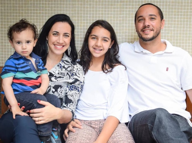 Arquivo pessoal A psicoterapeuta e idealizadora do AppGuardia, aplicativo de monitoramento de filhos, Luiza Mendonça e família.