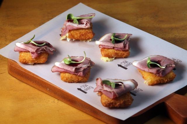 JF Diorio/Estadão A porção de queijo canastra empanado e frito do Baixo Mici vem com uma fatia de pastrami de javali, finalizado com geleia de vinho