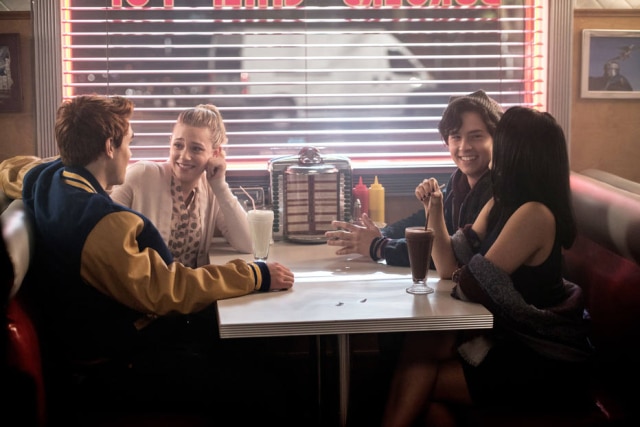 Diyah Pera/The CW via AP Cena de 'Riverdale' com KJ Apa interpretando Archie Andrews, Lili Reinhart no papel de Betty Cooper, Cole Sprouse atuando como Jughead Jones e Camila Mendes sendo Veronica Lodge.