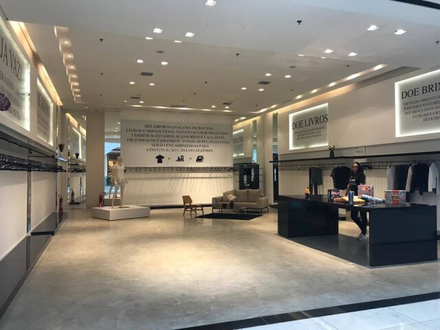Morumbi Town Shopping/Divulgação Cabides, manequis e prateleiras vazias convidam visitantes de shopping em São Paulo a doarem roupas, livros e brinquedos.