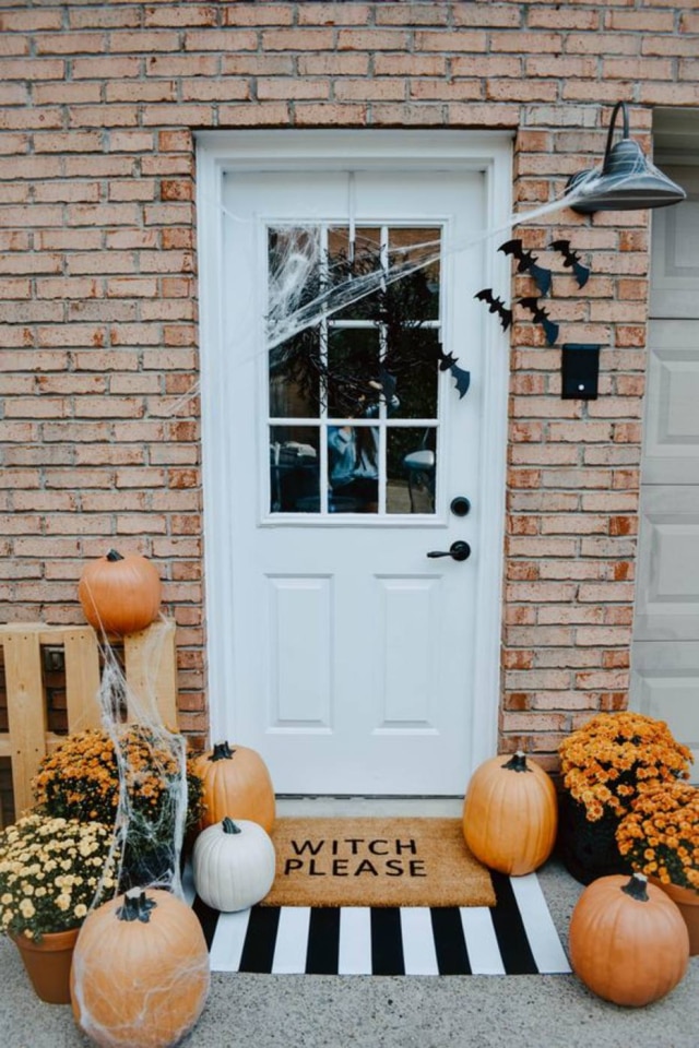 Pinterest/ Kourtni Leigh Para exibir a decoração da festa logo de cara, enfeite a porta com algumas abóboras