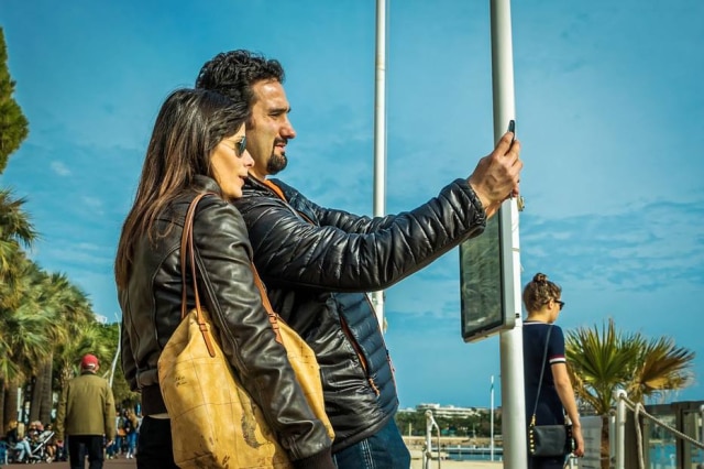 Pixabay No Brasil, o aplicativo Tinder ainda é o mais usado por quem busca um relacionamento amoroso; nos Estados Unidos, o Twitter cumpre essa função.