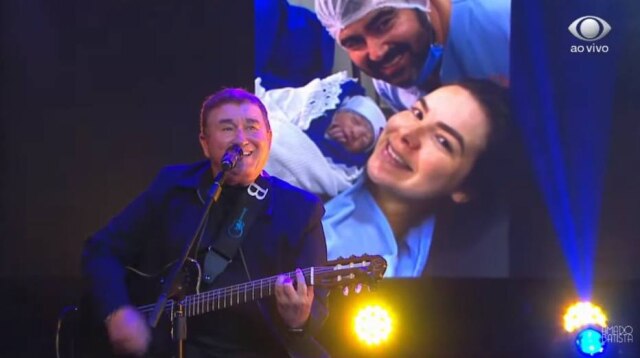YouTube / @Amado Batista Amado Batista sorri em live ao ver foto de sua neta recém-nascida, Pétala