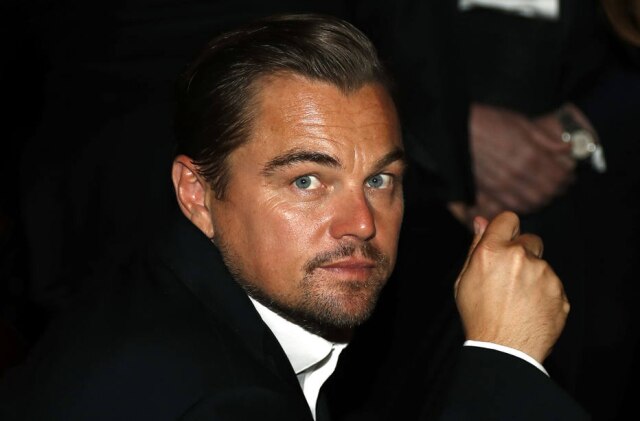 Eric Gaillard/ Reuters Leonardo DiCaprio observa enquanto participa do Governors Ball após o Oscar, em 9 de fevereiro