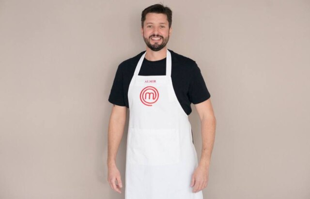 Carlos Reinis / Band / Divulgação Aos 41 anos, Almir 'largou tudo' no mundo corporativo para mergulhar na gastronomia. É dono de casa e tem uma filha de 12 anos.