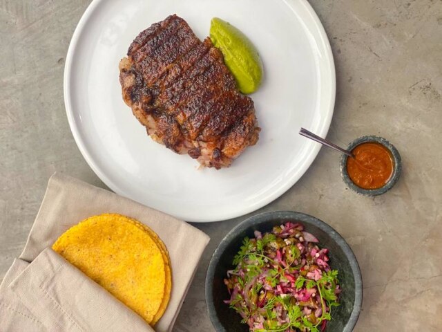 Eduardo Ortiz Carne ancho angus, demi glacê de chile mixe, escabeche de quiabo, purê de avocado e salsa de chile seco no Metzi
