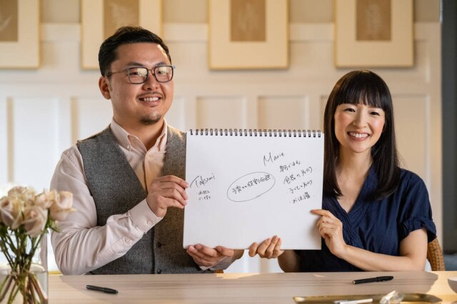 Adam Rose/Netflix Marie Kondo e seu marido Takumi mostram lista de tarefas do casal