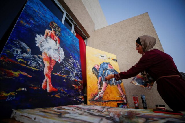 REUTERS/Mohammed Salem Artista palestina Abeer Jibril trabalha em suas pinturas de bailarina na Cidade de Gaza.