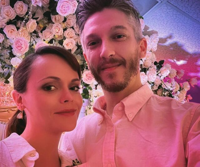 Reprodução Instagram / @riccigrams Christina Ricci se casou com o hairstylist Mark Hampton, com quem espera um bebê