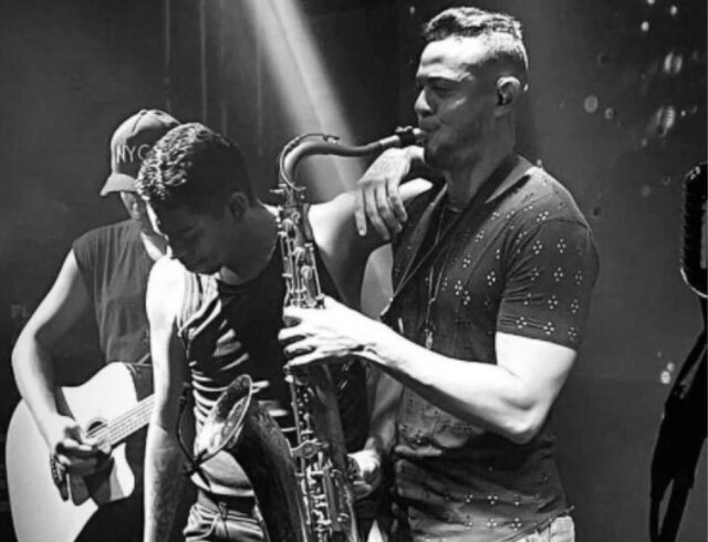 Instagram/@fc_embaixador_devinhonovaes Ônibus em que o cantor Devinho Novaes e a equipe estavam tombou; Jack Sax, o saxofonista da banda, faleceu.