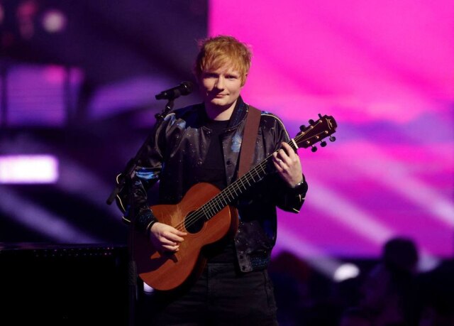 REUTERS/Peter Cziborra Ed Sheeran encerrará com um show as festividades dos 70 anos de reinado de Elizabeth II em junho, após um histórico desfile em homenagem à soberana e à diversidade do povo britânico.