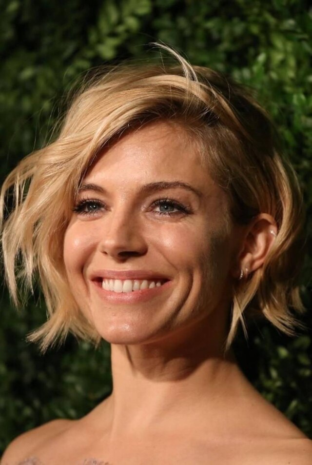 Reprodução A atriz Sienna Miller valorizou seus fios crutos no Globo de Ouro 2015
