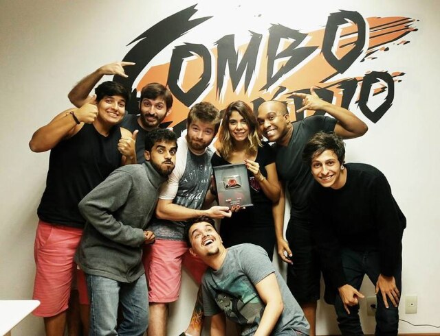 Reprodução A equipe de profissionais da Combo Estúdios que trabalham na criação da Malu, segurando uma plaquinha comemorativa do Youtube.