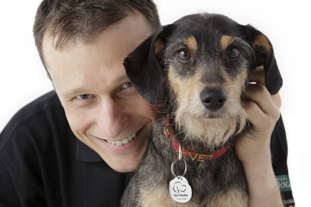 Divulgação O especialista em comportamento animal Alexandre Rossi e a cachorrinha Estopinha