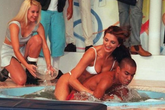 Reprodução/SBT 'Banheira do Gugu' colocava mulheres com homens numa piscina para tentarem pegar um sabonete.