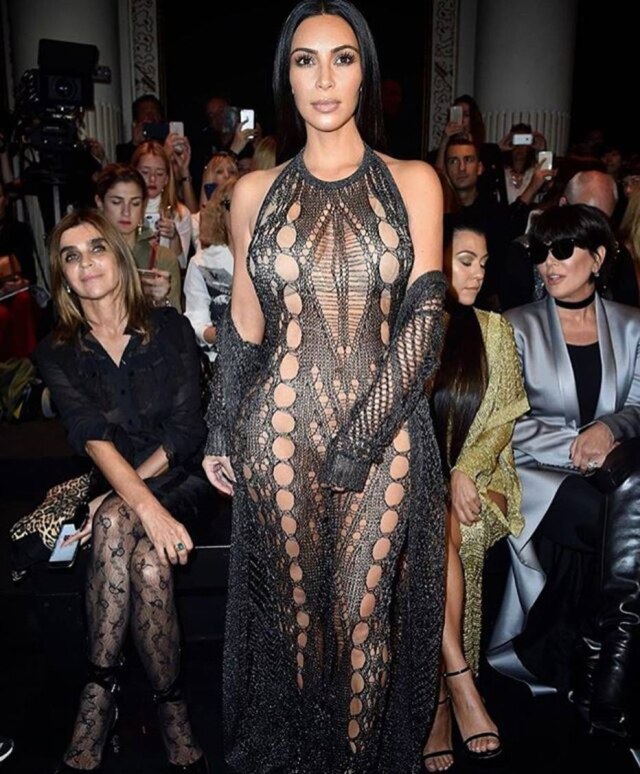 Reprodução/Instagram Kim usou vestido e casaco de tricô, completamente transparentes, sobre top e calcinha da cor da pele.