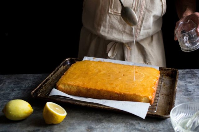 Andrew Scrivani|The New York Times Bolo de limão com calda.