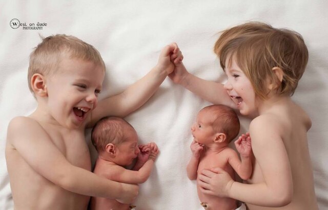 Reprodução/Facebook Nikki and Juliet Canicci Na foto, os gêmeos Nico e Siena, de três anos, cuidam das irmâs mais novas Gia e Gemma, também gêmeas.