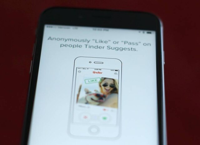 REUTERS/Mike Blake/Illustration Após ser racista e machista com uma mulher com quem conversava, rapaz é banido para sempre do Tinder.