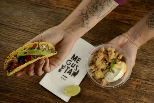 Wellington Nemeth|Divulgação Comidinhas da equipe Nóis é Foodiers: Thai taco, peixe desfiado, sour cream e avocado empanado e o crumble de banana com caramelo, chantilly, banana e crocante.