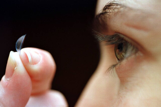 REUTERS/David Gray A mulher sentia desconforto nos olhos, mas achava que era algo normal da idade.