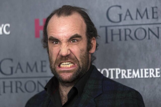 Lucas Jackson/Reuters Rory McCann, o Cão de Caça de 'Game of Thrones', aparece cantando e tocando violão no bastidor da série em vídeo postado por Kristofer Hivju.