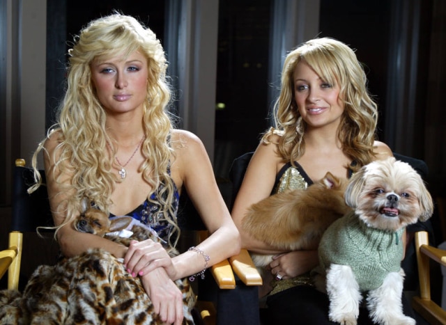 REUTERS/Jeff Christensen As socialites Paris Hilton e Nicole Richie eram as fashionistas da época