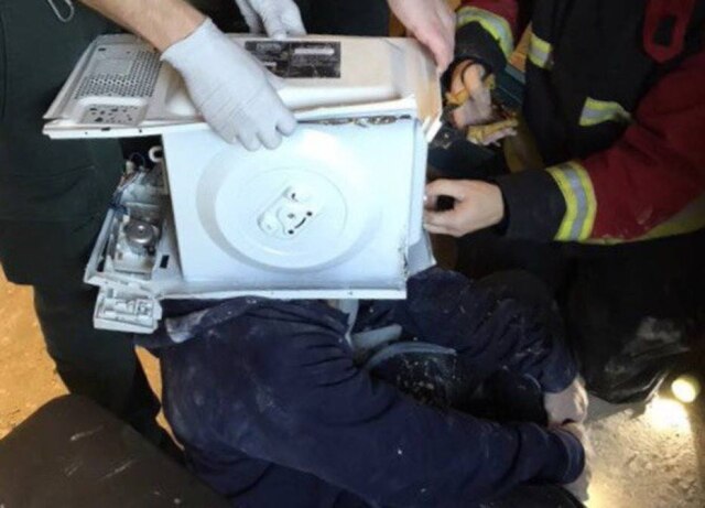 Twitter / @WestMidsFire Youtuber prende a cabeça em forno micro-ondas